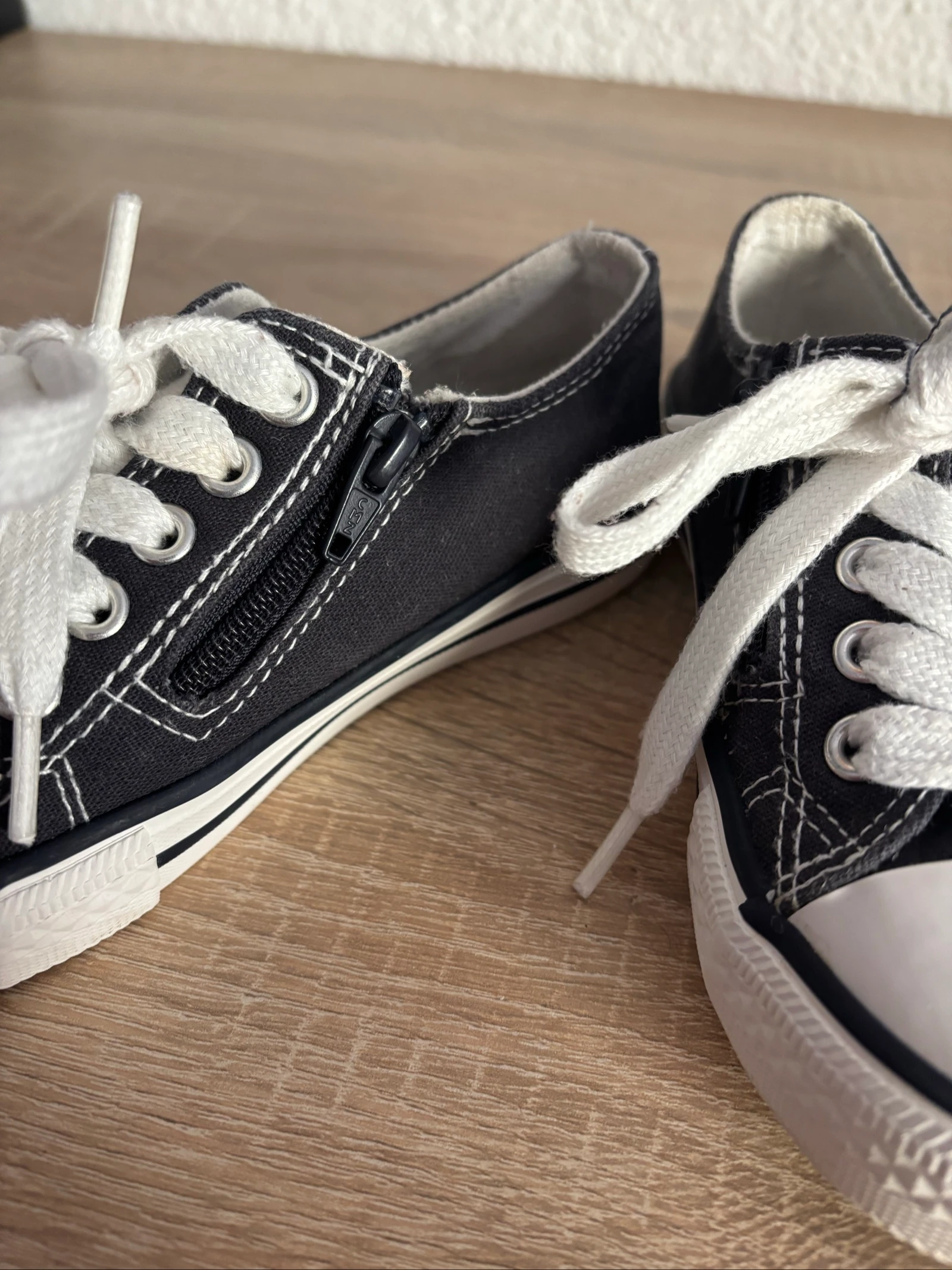 Black sneakers – photo 3